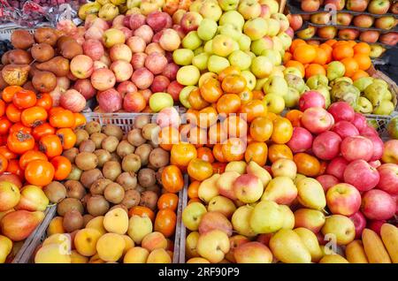 Vari tipi di frutta in un mercato alimentare locale, Ecuador. Foto Stock