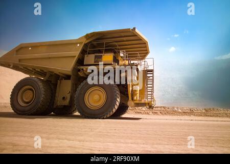 Enorme camion ribaltabile di grandi dimensioni in una miniera di rame a cielo aperto in Cile. Foto Stock