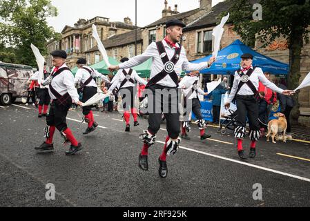 "Great Yorkshire Morris", un lato dello Yorkshire morris, si è esibito durante le celebrazioni dello Yorkshire Day tenutesi a Skipton High St il 1 agosto 2023. Foto Stock