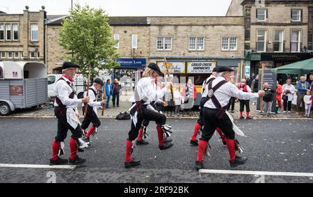 "Great Yorkshire Morris", un lato dello Yorkshire morris, si è esibito durante le celebrazioni dello Yorkshire Day tenutesi a Skipton High St il 1 agosto 2023. Foto Stock