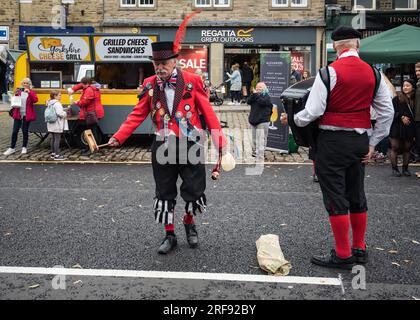 "Great Yorkshire Morris", un lato dello Yorkshire morris, si è esibito durante le celebrazioni dello Yorkshire Day tenutesi a Skipton High St il 1 agosto 2023. Foto Stock