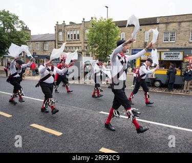 "Great Yorkshire Morris", un lato dello Yorkshire morris, si è esibito durante le celebrazioni dello Yorkshire Day tenutesi a Skipton High St il 1 agosto 2023. Foto Stock