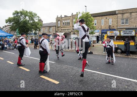 "Great Yorkshire Morris", un lato dello Yorkshire morris, si è esibito durante le celebrazioni dello Yorkshire Day tenutesi a Skipton High St il 1 agosto 2023. Foto Stock