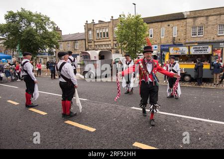 "Great Yorkshire Morris", un lato dello Yorkshire morris, si è esibito durante le celebrazioni dello Yorkshire Day tenutesi a Skipton High St il 1 agosto 2023. Foto Stock