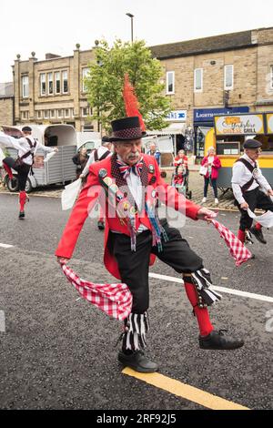 "Great Yorkshire Morris", un lato dello Yorkshire morris, si è esibito durante le celebrazioni dello Yorkshire Day tenutesi a Skipton High St il 1 agosto 2023. Foto Stock
