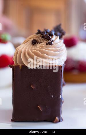 Torta con crema di caffè individuale, pasticceria francese Foto Stock