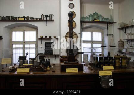 Vecchi strumenti farmaceutici esposti al Museo della Farmacia di Sibiu, Romania Foto Stock