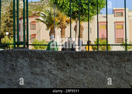 Uomini marocchini seduti sulla panchina nel parco Foto Stock