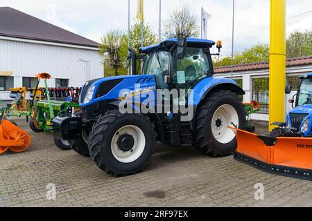 Vilnius, Lituania - 4 maggio 2023: Trattore agricolo New Holland T7.175 in vendita nello showroom. Foto Stock