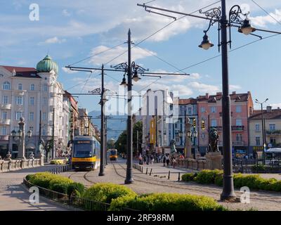 Tram sul Ponte dei Leoni con Boulevard Knyaginya Maria-Luiza, Moschea Banya Bashi e colline alle spalle. Città di Sofia, Bulgaria. 1 agosto 2023. Foto Stock