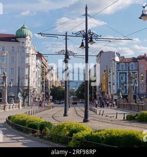 Ponte dei leoni con Boulevard Knyaginya Maria-Luiza, Moschea Banya Bashi e colline alle spalle. Città di Sofia, Bulgaria. 1 agosto 2023. Foto Stock