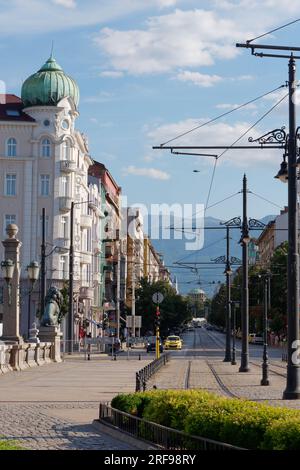 Ponte dei leoni con Boulevard Knyaginya Maria-Luiza, Moschea Banya Bashi e colline alle spalle. Città di Sofia, Bulgaria. 1 agosto 2023. Foto Stock