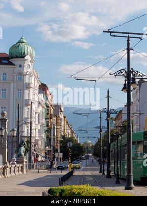 Ponte dei leoni con Boulevard Knyaginya Maria-Luiza, Moschea Banya Bashi e colline alle spalle. Città di Sofia, Bulgaria. 1 agosto 2023. Foto Stock