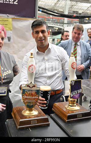 1 agosto 2023. Londra, Regno Unito. Foto di Ray Tang. Il primo ministro britannico Rishi Sunak visita il Great British Beer Festival che si tiene a Olympia il giorno in cui i prezzi delle imposte sugli alcolici aumentano oggi. Il Great British Beer Festival è uno degli eventi annuali più grandi, emozionanti e famosi nel mondo della birra e del sidro, che risale al 1977. Organizzato dalla Campaign for Real Ale (CAMRA) e gestito da 1000 volontari amanti della birra, porta centinaia di birre britanniche, birre internazionali e sidri reali e preoccupazioni sotto l'iconico tetto di Olympia London. Foto Stock
