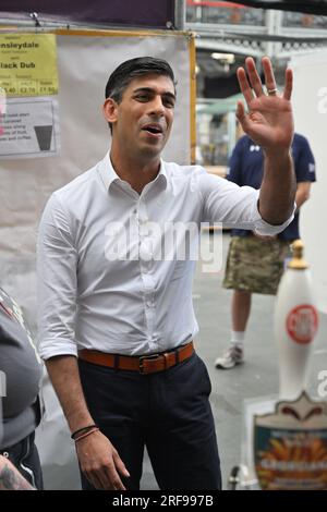 1 agosto 2023. Londra, Regno Unito. Foto di Ray Tang. Il primo ministro britannico Rishi Sunak visita il Great British Beer Festival che si tiene a Olympia il giorno in cui i prezzi delle imposte sugli alcolici aumentano oggi. Il Great British Beer Festival è uno degli eventi annuali più grandi, emozionanti e famosi nel mondo della birra e del sidro, che risale al 1977. Organizzato dalla Campaign for Real Ale (CAMRA) e gestito da 1000 volontari amanti della birra, porta centinaia di birre britanniche, birre internazionali e sidri reali e preoccupazioni sotto l'iconico tetto di Olympia London. Foto Stock