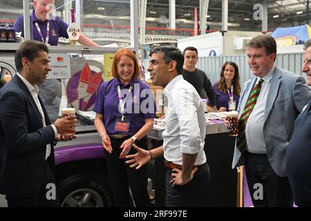 1 agosto 2023. Londra, Regno Unito. Foto di Ray Tang. Il primo ministro britannico Rishi Sunak visita il Great British Beer Festival che si tiene a Olympia il giorno in cui i prezzi delle imposte sugli alcolici aumentano oggi. Il Great British Beer Festival è uno degli eventi annuali più grandi, emozionanti e famosi nel mondo della birra e del sidro, che risale al 1977. Organizzato dalla Campaign for Real Ale (CAMRA) e gestito da 1000 volontari amanti della birra, porta centinaia di birre britanniche, birre internazionali e sidri reali e preoccupazioni sotto l'iconico tetto di Olympia London. Foto Stock