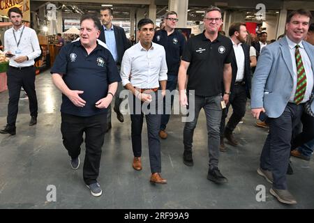 1 agosto 2023. Londra, Regno Unito. Foto di Ray Tang. Il primo ministro britannico Rishi Sunak visita il Great British Beer Festival che si tiene a Olympia il giorno in cui i prezzi delle imposte sugli alcolici aumentano oggi. Il Great British Beer Festival è uno degli eventi annuali più grandi, emozionanti e famosi nel mondo della birra e del sidro, che risale al 1977. Organizzato dalla Campaign for Real Ale (CAMRA) e gestito da 1000 volontari amanti della birra, porta centinaia di birre britanniche, birre internazionali e sidri reali e preoccupazioni sotto l'iconico tetto di Olympia London. Foto Stock