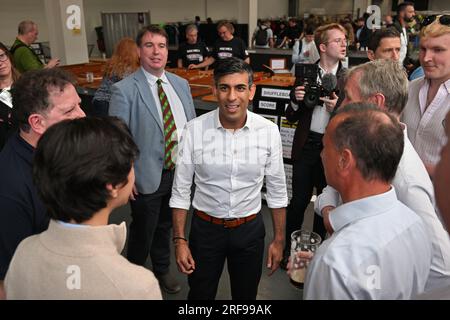 1 agosto 2023. Londra, Regno Unito. Foto di Ray Tang. Il primo ministro britannico Rishi Sunak visita il Great British Beer Festival che si tiene a Olympia il giorno in cui i prezzi delle imposte sugli alcolici aumentano oggi. Il Great British Beer Festival è uno degli eventi annuali più grandi, emozionanti e famosi nel mondo della birra e del sidro, che risale al 1977. Organizzato dalla Campaign for Real Ale (CAMRA) e gestito da 1000 volontari amanti della birra, porta centinaia di birre britanniche, birre internazionali e sidri reali e preoccupazioni sotto l'iconico tetto di Olympia London. Foto Stock