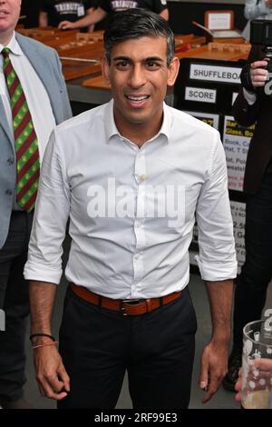 1 agosto 2023. Londra, Regno Unito. Foto di Ray Tang. Il primo ministro britannico Rishi Sunak visita il Great British Beer Festival che si tiene a Olympia il giorno in cui i prezzi delle imposte sugli alcolici aumentano oggi. Il Great British Beer Festival è uno degli eventi annuali più grandi, emozionanti e famosi nel mondo della birra e del sidro, che risale al 1977. Organizzato dalla Campaign for Real Ale (CAMRA) e gestito da 1000 volontari amanti della birra, porta centinaia di birre britanniche, birre internazionali e sidri reali e preoccupazioni sotto l'iconico tetto di Olympia London. Foto Stock