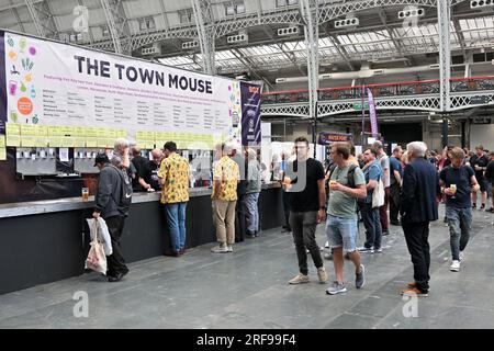 1 agosto 2023. Londra, Regno Unito. Foto di Ray Tang. I visitatori partecipano al Great British Beer Festival che si tiene a Olympia il giorno in cui i prezzi delle tasse sugli alcolici aumentano oggi. Il Great British Beer Festival è uno degli eventi annuali più grandi, emozionanti e famosi nel mondo della birra e del sidro, che risale al 1977. Organizzato dalla Campaign for Real Ale (CAMRA) e gestito da 1000 volontari amanti della birra, porta centinaia di birre britanniche, birre internazionali e sidri reali e preoccupazioni sotto l'iconico tetto di Olympia London. Foto Stock