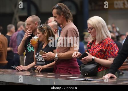 1 agosto 2023. Londra, Regno Unito. Foto di Ray Tang. I visitatori partecipano al Great British Beer Festival che si tiene a Olympia il giorno in cui i prezzi delle tasse sugli alcolici aumentano oggi. Il Great British Beer Festival è uno degli eventi annuali più grandi, emozionanti e famosi nel mondo della birra e del sidro, che risale al 1977. Organizzato dalla Campaign for Real Ale (CAMRA) e gestito da 1000 volontari amanti della birra, porta centinaia di birre britanniche, birre internazionali e sidri reali e preoccupazioni sotto l'iconico tetto di Olympia London. Foto Stock