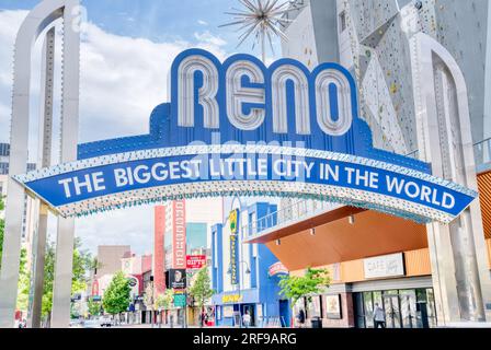 Reno, NV - 24 maggio 2023: Famoso segno di Reno che attraversa Virginia Street accogliere i visitatori quando entrano in città. Foto Stock