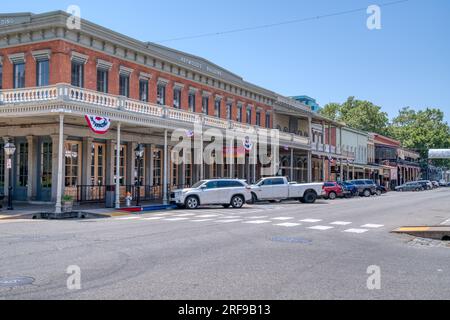 Sacramento, CA - 25 maggio 2023: Edifici storici costeggiano la strada nella città Vecchia di Sacremento, vicino al lungomare della città di Sacremento, Califo Foto Stock