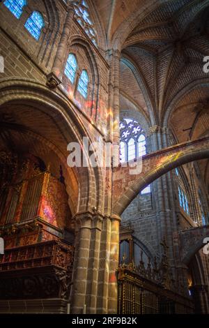 Dettaglio della luce proiettata dalle vetrate colorate all'interno della cattedrale di Avila, Castilla y Len, Spagna, stile gotico Foto Stock