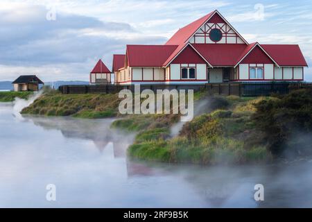 Piscina termale calda vicino al villaggio Ohinemutu Maori a Rotorua, sull'isola settentrionale della nuova Zelanda Foto Stock