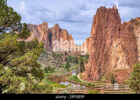 Incredibili formazioni rocciose allo Smith Rock State Park vicino a Redmond, Oregon Foto Stock