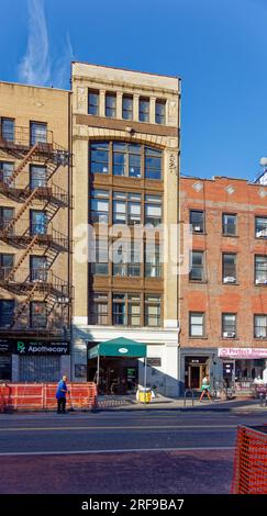 West Village: Il Chelsea Village Medical Building è un edificio commerciale di uffici a sei piani in mattoni e terracotta al 314 West 14th Street. Foto Stock