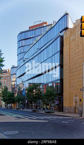 West Village: Costruito nuovo in un quartiere storico, uno dei proprietari di Jackson Square ha detto che l'eccentrico edificio in vetro rifletteva il quartiere e i suoi valori. Foto Stock