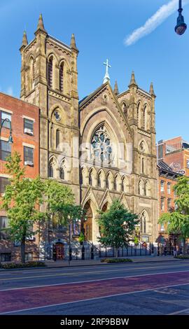 Nostra Signora di Guadalupe a St. Bernard, una chiesa cattolica in stile gotico costruita nel 1875 per servire gli immigrati irlandesi, ora serve una parrocchia di lingua spagnola. Foto Stock