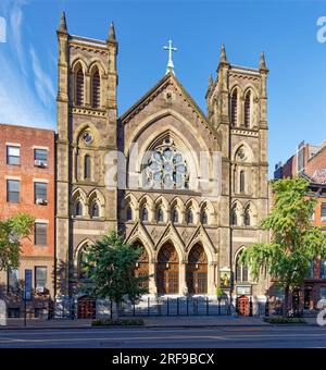 Nostra Signora di Guadalupe a St. Bernard, una chiesa cattolica in stile gotico costruita nel 1875 per servire gli immigrati irlandesi, ora serve una parrocchia di lingua spagnola. Foto Stock