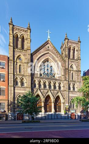 Nostra Signora di Guadalupe a St. Bernard, una chiesa cattolica in stile gotico costruita nel 1875 per servire gli immigrati irlandesi, ora serve una parrocchia di lingua spagnola. Foto Stock