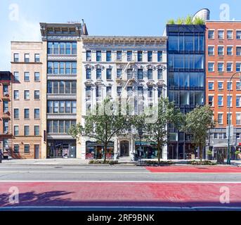 West Village: 340-348 West 14th Street, un mix di vecchi e nuovi appartamenti in mattoni e vetro alla periferia settentrionale del West Village. Foto Stock