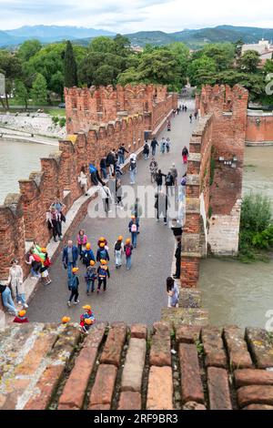 Verona turisti sul Ponte di Castelvecchio, detto anche Ponte Scaligero, ponte medioevale del XIV secolo sull'Adige; Verona Italia Foto Stock