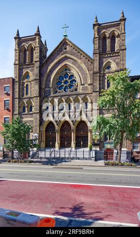 Nostra Signora di Guadalupe a St. Bernard, una chiesa cattolica in stile gotico costruita nel 1875 per servire gli immigrati irlandesi, ora serve una parrocchia di lingua spagnola. Foto Stock