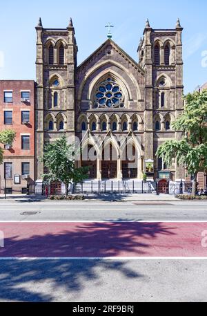 Nostra Signora di Guadalupe a St. Bernard, una chiesa cattolica in stile gotico costruita nel 1875 per servire gli immigrati irlandesi, ora serve una parrocchia di lingua spagnola. Foto Stock