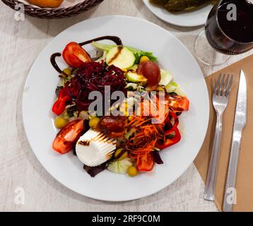 Insalata con barbabietole, verdure e formaggio fresco Foto Stock