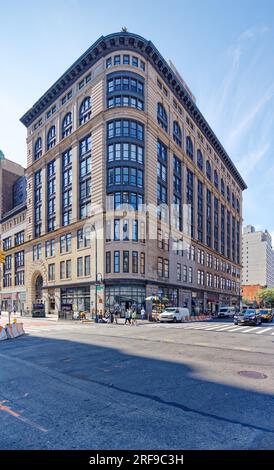 West Village: The Greenwich, un ex grande magazzino in mattoni e pietra convertito in appartamenti condominiali con negozi al livello della strada. Foto Stock