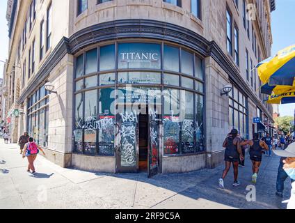 West Village: The Greenwich, un ex grande magazzino in mattoni e pietra convertito in appartamenti condominiali con negozi al livello della strada. Foto Stock