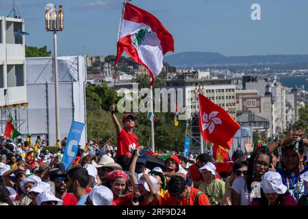 Lisbona, Portogallo. 1 agosto 2023. Si vede una persona che festeggia con una bandiera libanese prima dell'inaugurazione dell'incontro della giornata Mondiale della Gioventù a Lisbona. Questa attività religiosa è un incontro mondiale dei giovani con il Papa e si svolge ogni due, tre o quattro anni su base internazionale in una città scelta dal Sommo Pontefice. Credito: SOPA Images Limited/Alamy Live News Foto Stock