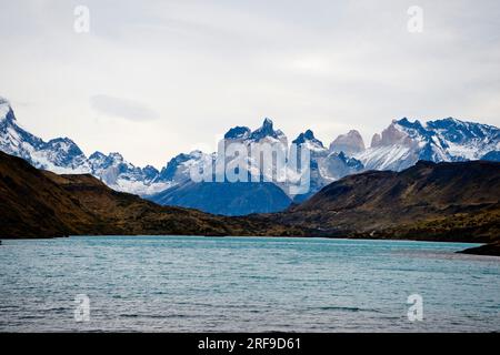 Massiccio del Paine (Cuerno Paine Grand e Cuerno Principal) nel Parco Nazionale Torres del Paine in Cile. Foto Stock