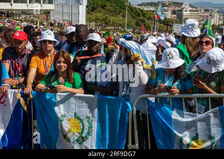 Lisbona, Portogallo. 1 agosto 2023. Una folla di persone si vede celebrare con una bandiera guatemalteca prima dell'inaugurazione della giornata Mondiale della Gioventù a Lisbona. Questa attività religiosa è un incontro mondiale dei giovani con il Papa e si svolge ogni due, tre o quattro anni su base internazionale in una città scelta dal Sommo Pontefice. (Foto di Jorge Castellanos/SOPA Images/Sipa USA) credito: SIPA USA/Alamy Live News Foto Stock