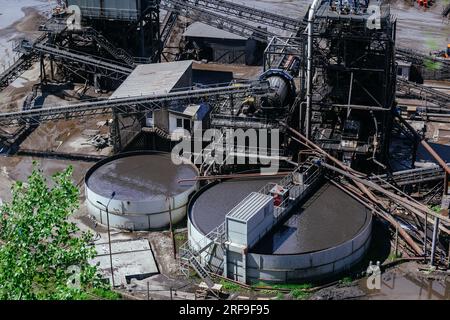 Linea di elaborazione del complesso metallurgico di beneficiazione. Foto Stock