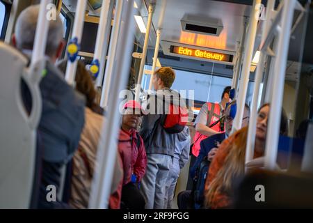 Standing colazione non compresa su Un tram di Edimburgo occupato, Edimburgo, Scozia, Regno Unito, Regno Unito Foto Stock