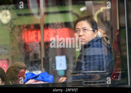 Un turista di Edimburgo, Un passeggero su Un autobus pubblico, si affaccia Su Una finestra coperta dalla pioggia e sogni di tempi migliori Foto Stock