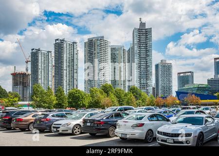 Surrey Canada in un giorno d'estate. Edifici moderni e infrastrutture nel centro della città, nella zona di Vancouver. Parcheggio presso il centro commerciale Central City Mall - luglio 26,2023 Foto Stock