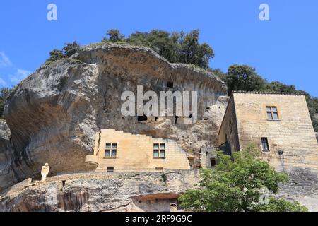 Les Eyzies de Tayac capitale mondiale de la préhistoire et son ancien château devenu le Musée National de Préhistoire. Francia Foto Stock